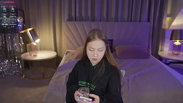 Esmie Smile online show from 11.25.25