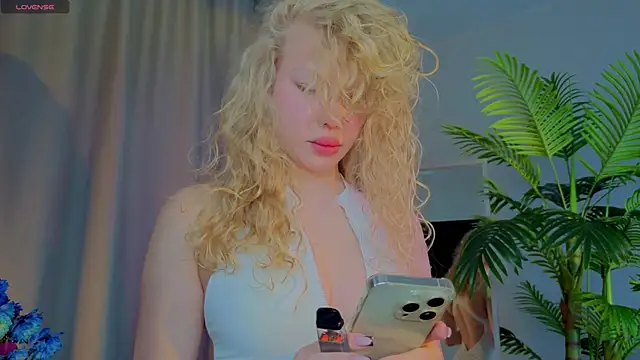 Snapshot of emilyshepar_d chatting on 11.13.25 emilyshepar d online show from 11.13.25