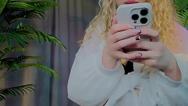 Snapshot of emilyshepar_d chatting on 11.19.25 emilyshepar d online show from 11.19.25