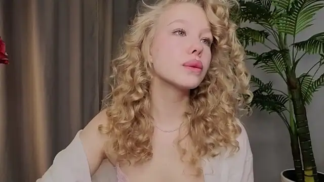 Snapshot of emilyshepar_d chatting on 12.04.25 emilyshepar d online show from 12.04.25