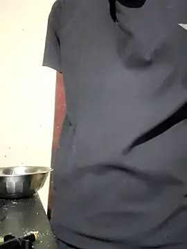 Snapshot of RAYI_Queen_4 chatting on 12.20.25 RAYI Queen 4 online show from 12.20.25