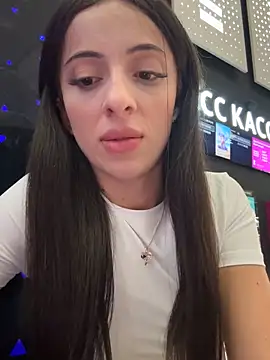 Snapshot of Yesmoree chatting on 09.08.25 Yesmoree online show from 09.08.25