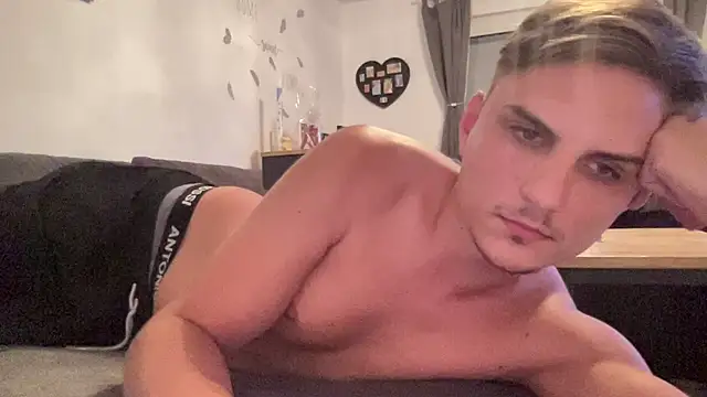 Snapshot of Sweetbooy90 chatting on 09.21.25 Sweetbooy90 online show from 09.21.25