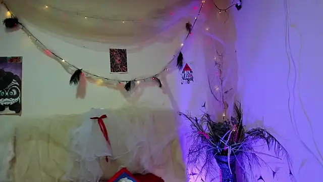 Snapshot of _viollette_ chatting on 12.18.25 viollette online show from 12.18.25