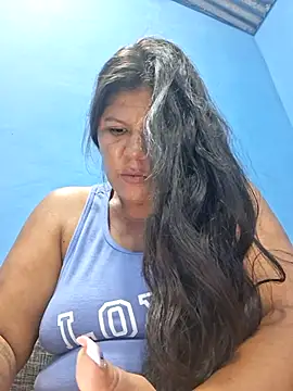 Snapshot of hotmom33 chatting on 10.18.25 hotmom33 online show from 10.18.25