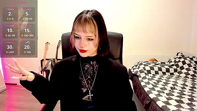 Snapshot of LiyaLuna chatting on 10.27.25 LiyaLuna online show from 10.27.25