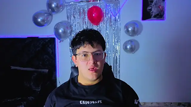 Snapshot of Ryan_Doretti chatting on 11.17.25 Ryan Doretti online show from 11.17.25