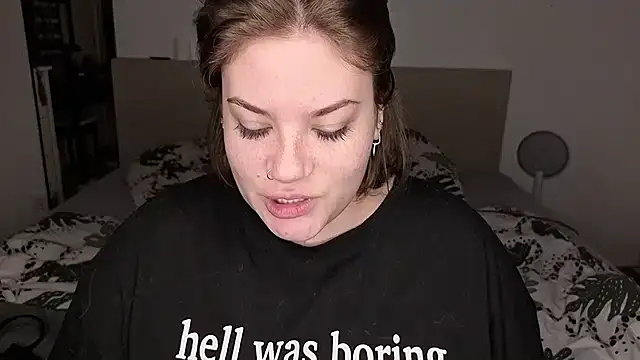 Snapshot of MaeNoir chatting on 11.30.25 MaeNoir online show from 11.30.25