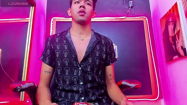 Snapshot of jeremytonner chatting on 12.04.25 jeremytonner online show from 12.04.25