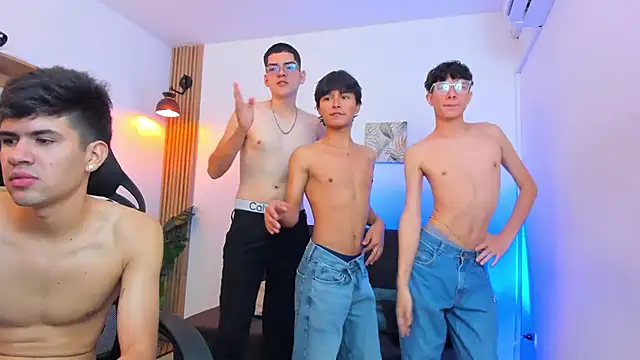 Snapshot of Bad_BoysW chatting on 11.04.25 Bad BoysW online show from 11.04.25