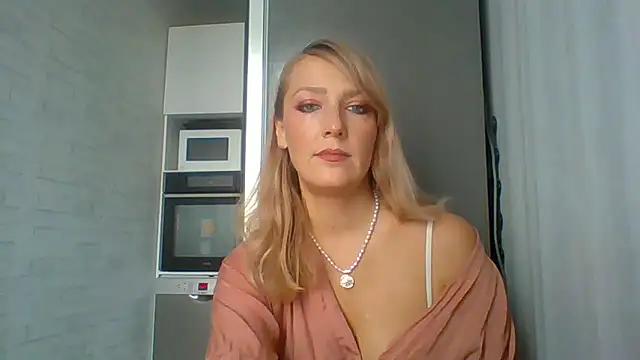 Snapshot of Vexxaa chatting on 11.14.25 Vexxaa online show from 11.14.25