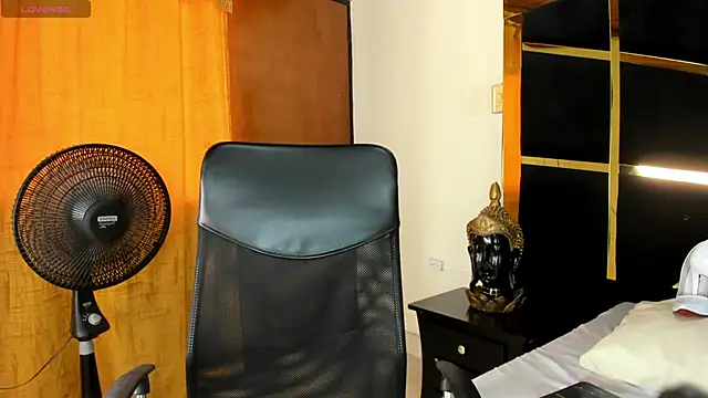 Snapshot of KikaDuque chatting on 03.20.26 KikaDuque online show from 03.20.26