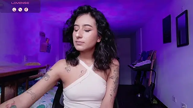 Snapshot of atenea_dragon__ chatting on 11.25.25 atenea dragon online show from 11.25.25