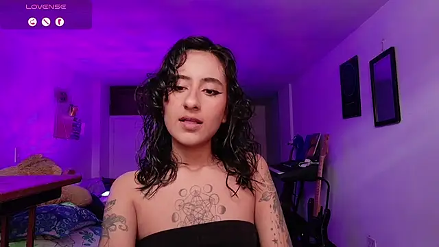 Snapshot of atenea_dragon__ chatting on 11.30.25 atenea dragon online show from 11.30.25