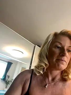 Snapshot of Princess-polly chatting on 10.01.25 Princess-polly online show from 10.01.25