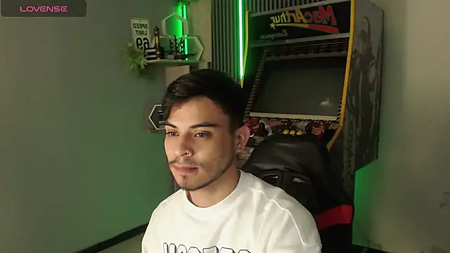 Snapshot of Bastian_MCcormick chatting on 11.23.25 Bastian MCcormick online show from 11.23.25