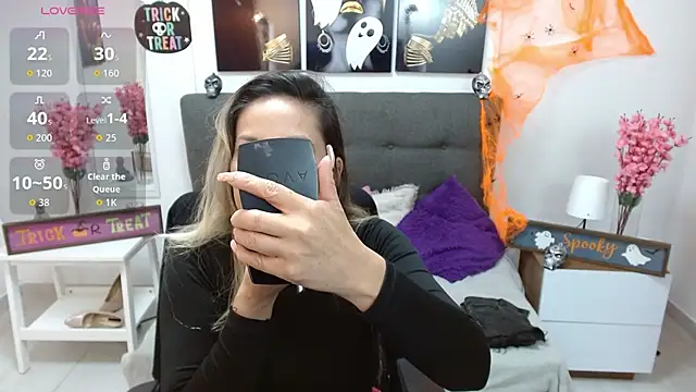 Snapshot of DianaPearls chatting on 10.18.25 DianaPearls online show from 10.18.25