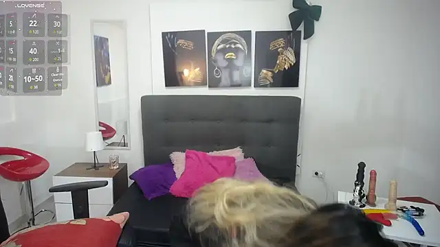 Snapshot of DianaPearls chatting on 11.24.25 DianaPearls online show from 11.24.25