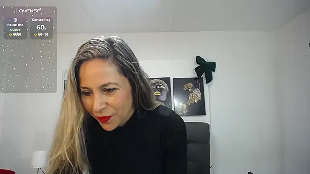 Snapshot of DianaPearls chatting on 12.16.25 DianaPearls online show from 12.16.25