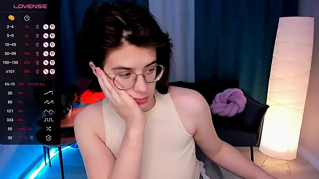 Snapshot of BellaCaress chatting on 11.19.25 BellaCaress online show from 11.19.25