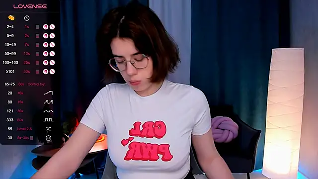 Snapshot of BellaCaress chatting on 11.23.25 BellaCaress online show from 11.23.25