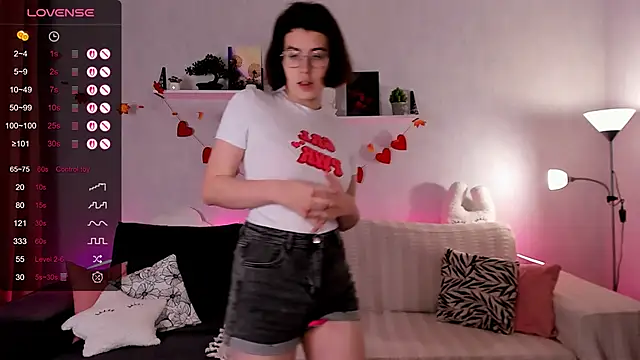 Snapshot of BellaCaress chatting on 11.25.25 BellaCaress online show from 11.25.25