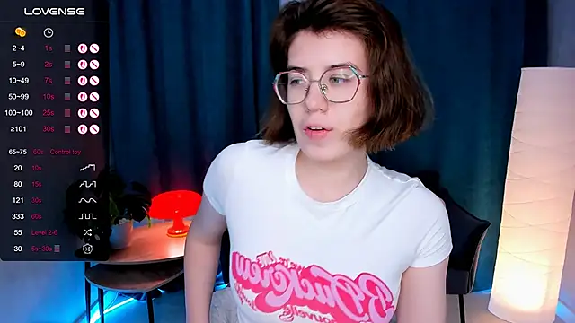 Snapshot of BellaCaress chatting on 11.30.25 BellaCaress online show from 11.30.25