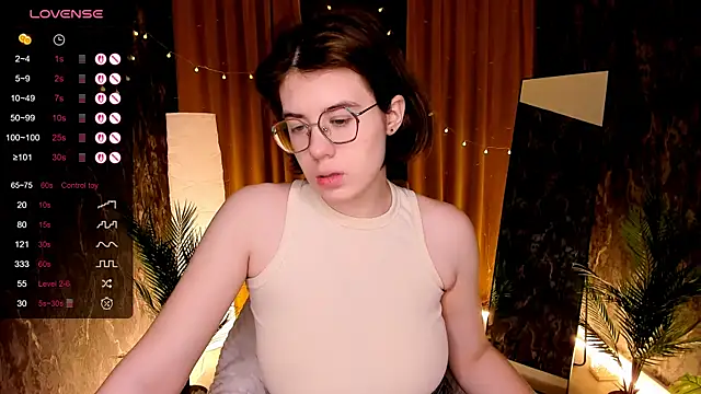 Snapshot of BellaCaress chatting on 12.14.25 BellaCaress online show from 12.14.25