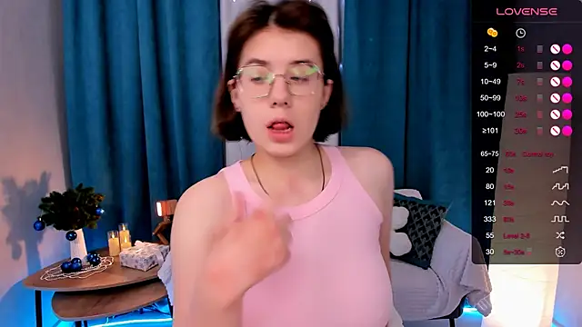 Snapshot of BellaCaress chatting on 12.16.25 BellaCaress online show from 12.16.25