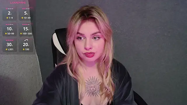 Snapshot of AngelicaHollywood chatting on 10.09.25 AngelicaHollywood online show from 10.09.25