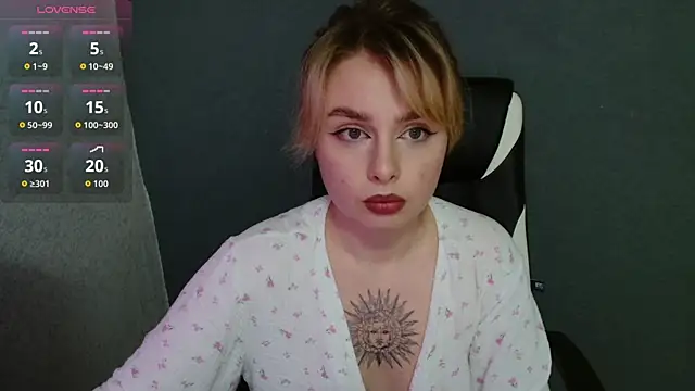 Snapshot of AngelicaHollywood chatting on 10.10.25 AngelicaHollywood online show from 10.10.25