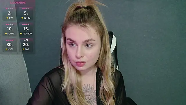 Snapshot of AngelicaHollywood chatting on 10.11.25 AngelicaHollywood online show from 10.11.25