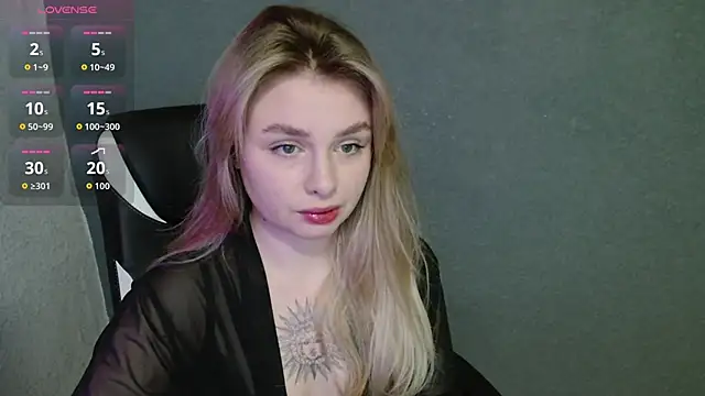 Snapshot of AngelicaHollywood chatting on 10.12.25 AngelicaHollywood online show from 10.12.25