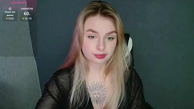 Snapshot of AngelicaHollywood chatting on 10.20.25 AngelicaHollywood online show from 10.20.25