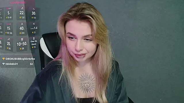 Snapshot of AngelicaHollywood chatting on 10.22.25 AngelicaHollywood online show from 10.22.25