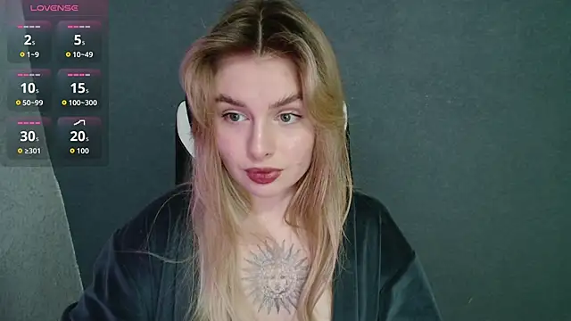 Snapshot of AngelicaHollywood chatting on 10.25.25 AngelicaHollywood online show from 10.25.25