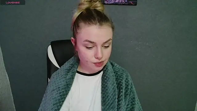 Snapshot of AngelicaHollywood chatting on 11.04.25 AngelicaHollywood online show from 11.04.25