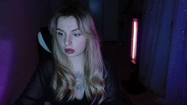 Snapshot of AngelicaHollywood chatting on 12.04.25 AngelicaHollywood online show from 12.04.25