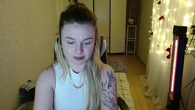 Snapshot of AngelicaHollywood chatting on 12.16.25 AngelicaHollywood online show from 12.16.25