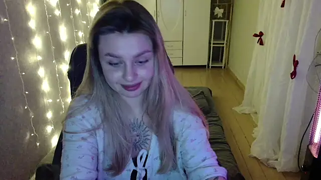 Snapshot of AngelicaHollywood chatting on 12.21.25 AngelicaHollywood online show from 12.21.25