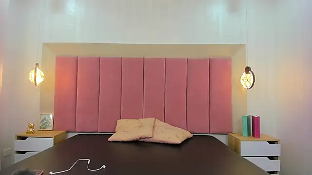 Snapshot of Emilia_Bons chatting on 10.08.25 Emilia Bons online show from 10.08.25