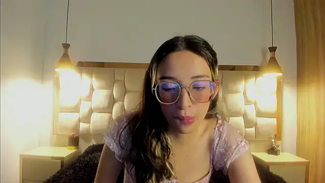 Snapshot of Emilia_Bons chatting on 10.28.25 Emilia Bons online show from 10.28.25