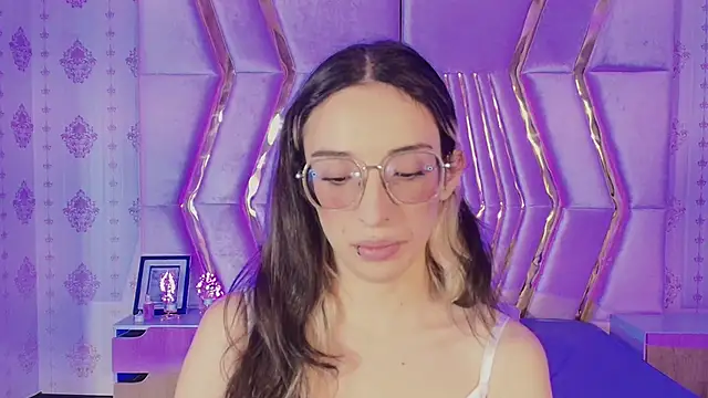 Snapshot of Emilia_Bons chatting on 10.29.25 Emilia Bons online show from 10.29.25