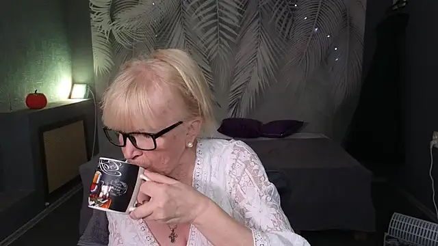 Snapshot of Sabina_Ros chatting on 11.15.25 Sabina Ros online show from 11.15.25