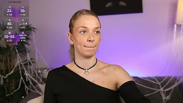 Snapshot of NovaHollisx chatting on 10.22.25 NovaHollisx online show from 10.22.25