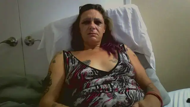 Snapshot of SparklesB1tch chatting on 09.10.25 SparklesB1tch online show from 09.10.25