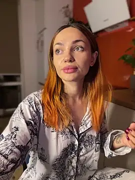 Snapshot of SaraLow chatting on 10.21.25 SaraLow online show from 10.21.25