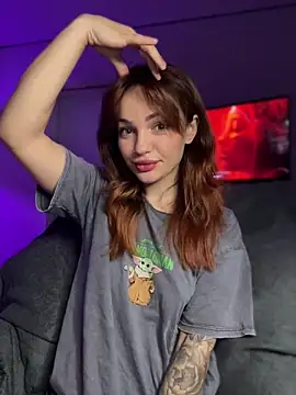 Snapshot of SaraLow chatting on 12.02.25 SaraLow online show from 12.02.25