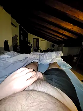 Snapshot of giova17cm chatting on 10.21.25 giova17cm online show from 10.21.25