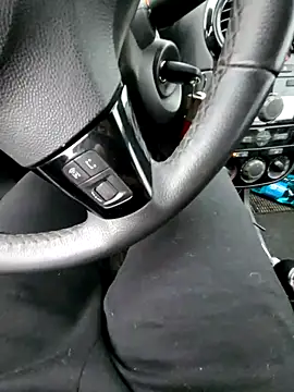 Snapshot of giova17cm chatting on 10.31.25 giova17cm online show from 10.31.25